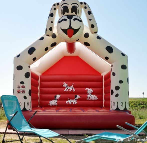 Weiße Hüpfburg im Design eines Dalmatiner Hundes im Outdoorbereich wo gemietet wurde