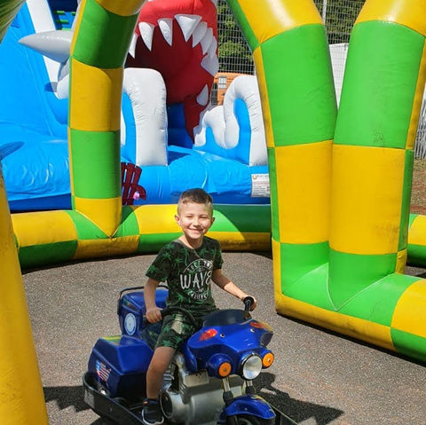 Hier können sich die kleinen Rennfahrer unter Beweis stellen Elektro Motorräder Garantieren Fahrspaß