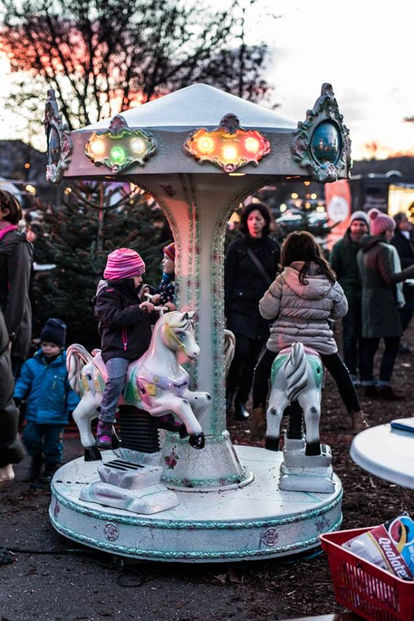Kinderkarussell auf dem Weihnachtsmarkt in Stuttgart Zuffenhausen von Flippy-Hopp Hüpfburgen und Eventmodule