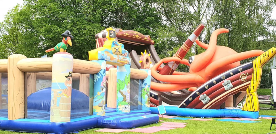 Piraten-Hüpfburg mit Rutsche und Kraken-Motiv: Riesenspaß für Kinder