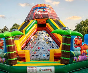 Bunte aufblasbare Vulkan-Kletterburg mit Palmen