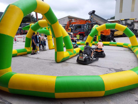 Fahrbahn Umrandung mieten für Kinder-Fahrzeuge. Ideal für Kinderfeste und Familientage in Lindau und der gesamten Bodensee-Region. Buchen Sie Action und Fahrspaß!