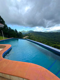 Hot tub beside the infinity pool at The White House overlooking the mountains