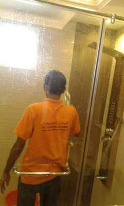 تنظيف الحمامات