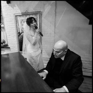 micro wedding photography in NYC, musicians playing at a piano during wedding, bride singing during small wedding in NYC