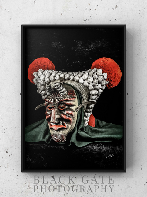 Schuttig, Teufels Larve
"Entdecke die Vielfalt der 'Teufelslarven' im Narrentreiben, die nach der Einführung des schwarzen Teufelsschuttigs ihren Einzug fanden. Einige Larven orientieren sich an der schwarzen Larve, sind jedoch in bräunlichen Tönen gehalten, während zahlreiche Varianten existieren. Mit höhnischem Grinsen und mächtigen Hauern präsentieren die Teufelslarven eine beeindruckende Vielfalt. Bereits im 19. Jahrhundert sollen einige Exemplare Fell überklebt und echte Bockshörner getragen haben, doch leider ist davon heute nichts mehr erhalten."