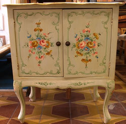 Mobile antico decorato