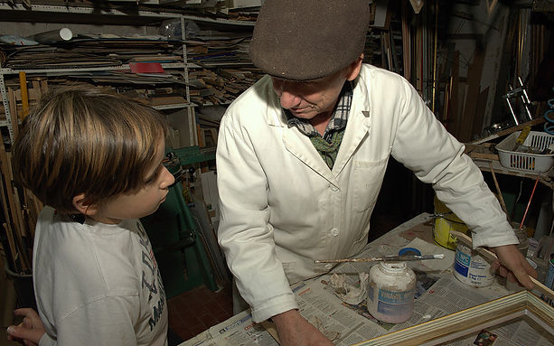 Mario Stellabotte in versione nonno, che spiega ai nipoti i segreti del lavoro artigiano