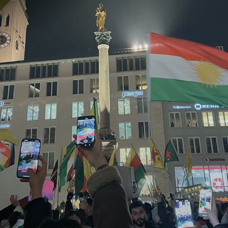 Kurdinnen und Kurden demonstrieren am Marienplatz, München