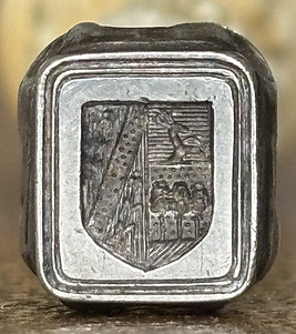 Blason, cerf sur Azur, arbres sur Or, épis de blé sur Gueules.