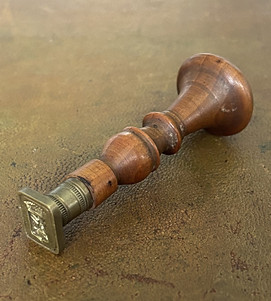 Ancien sceau en bois avec armoiries.