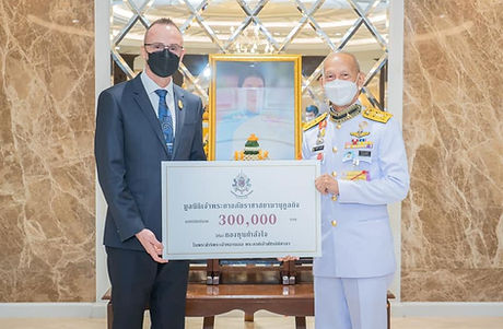 Donation of the Chao Phya Abhai Raja Foundation to the Kamlangjai project.