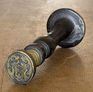 Timbro a sigillo con stemma aquila e piuma.