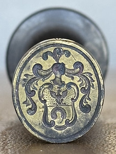 Stemma italiano con aquila coronata e piuma.