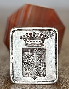 Blason du Comte Muiron sur cachet ancien en agate organce.