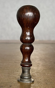 Sceau cachet en bois avec blason.