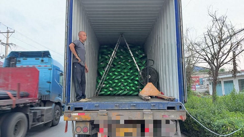 MototirePro warehouse loading team working in high temperature Chongqing