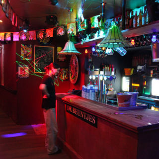 Groepslunch in afgesloten ruimte bij Beuntjes Feestcafé in Utrecht met verse broodjes en salades – ideaal voor verjaardag, babyshower of familiefeest overdag