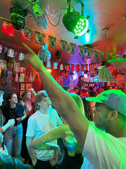 Vrijgezellenfeest met cocktailworkshop in Utrecht – afsluiten met feest bij Beuntjes