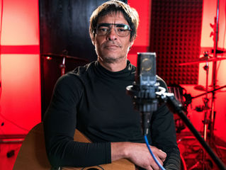 Gustavo de la Cruz performs acoustic three-song set on the Noisy Cavern