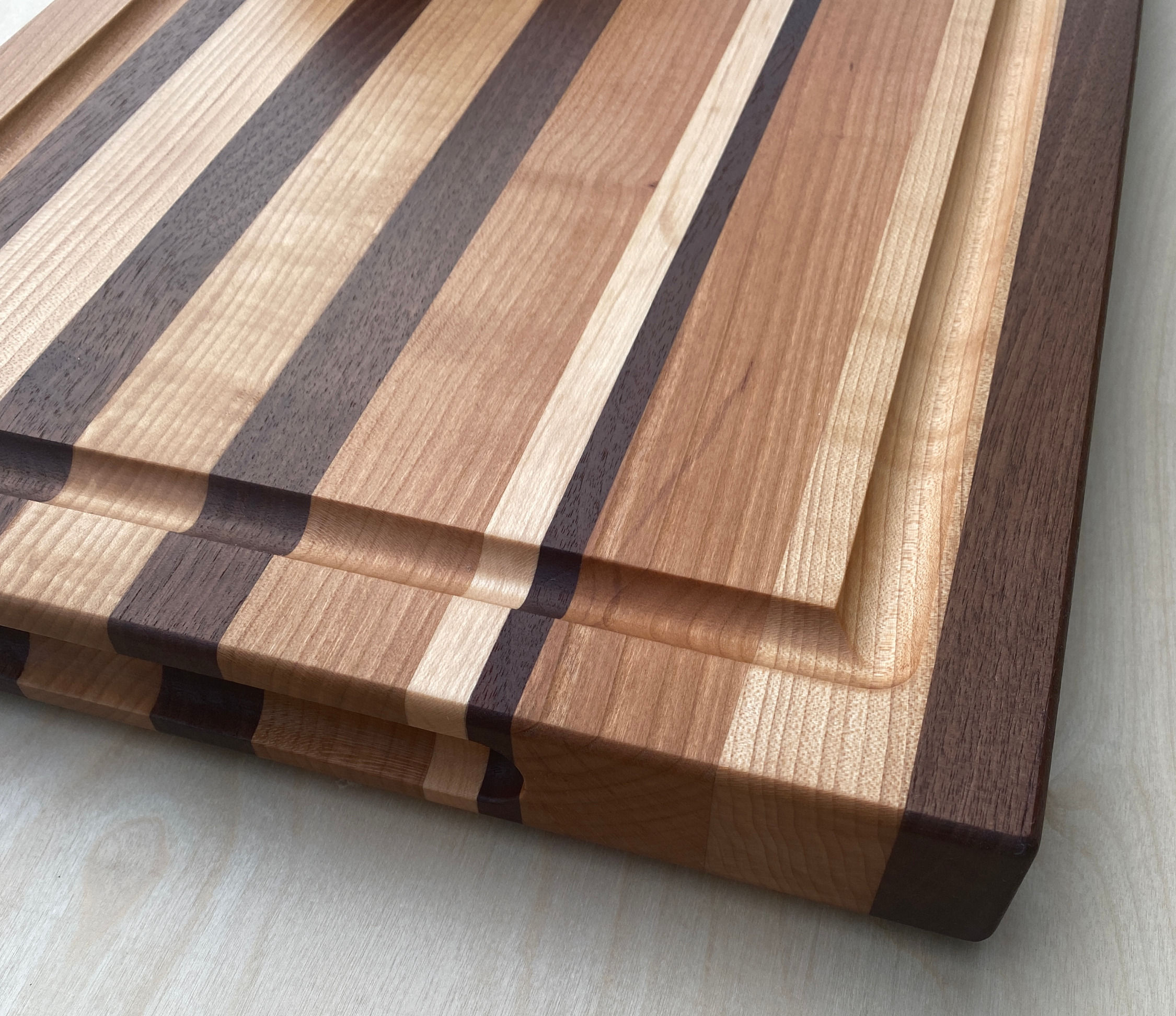 Cutting Board with Juice Groove and Handles, Edge Grain, 19x13x1.5"