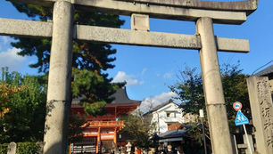 「八坂神社」（文：希(まれ)）