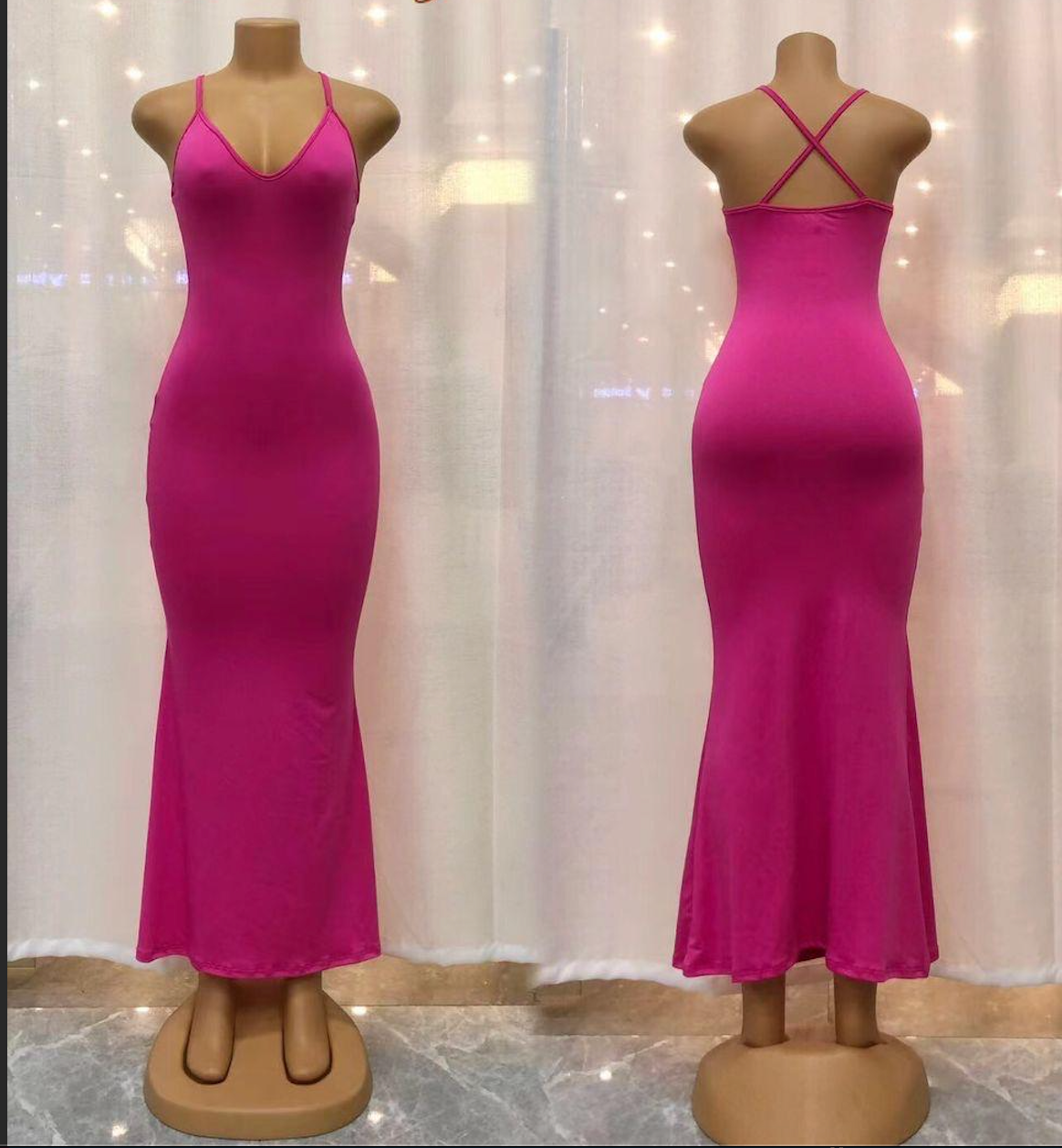 Robe longue moulante à fines bretelles croisées dans le dos