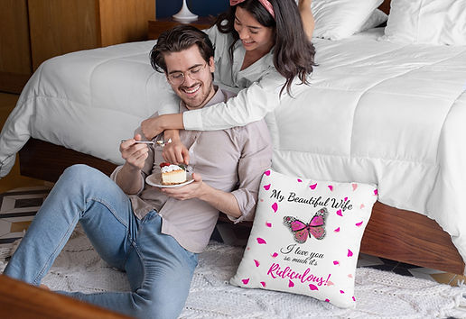 pillow-mockup-of-a-couple-eating-a-pie-i