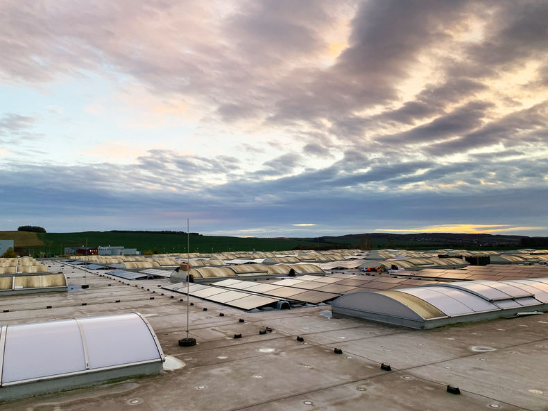 fotovoltické panely na streche priemyselnej haly