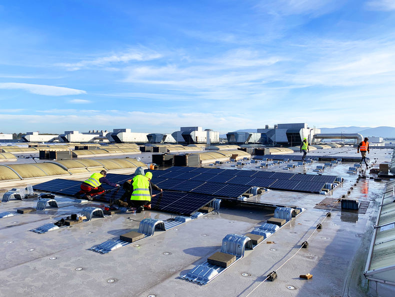 fotovoltické panely na streche priemyselnej haly