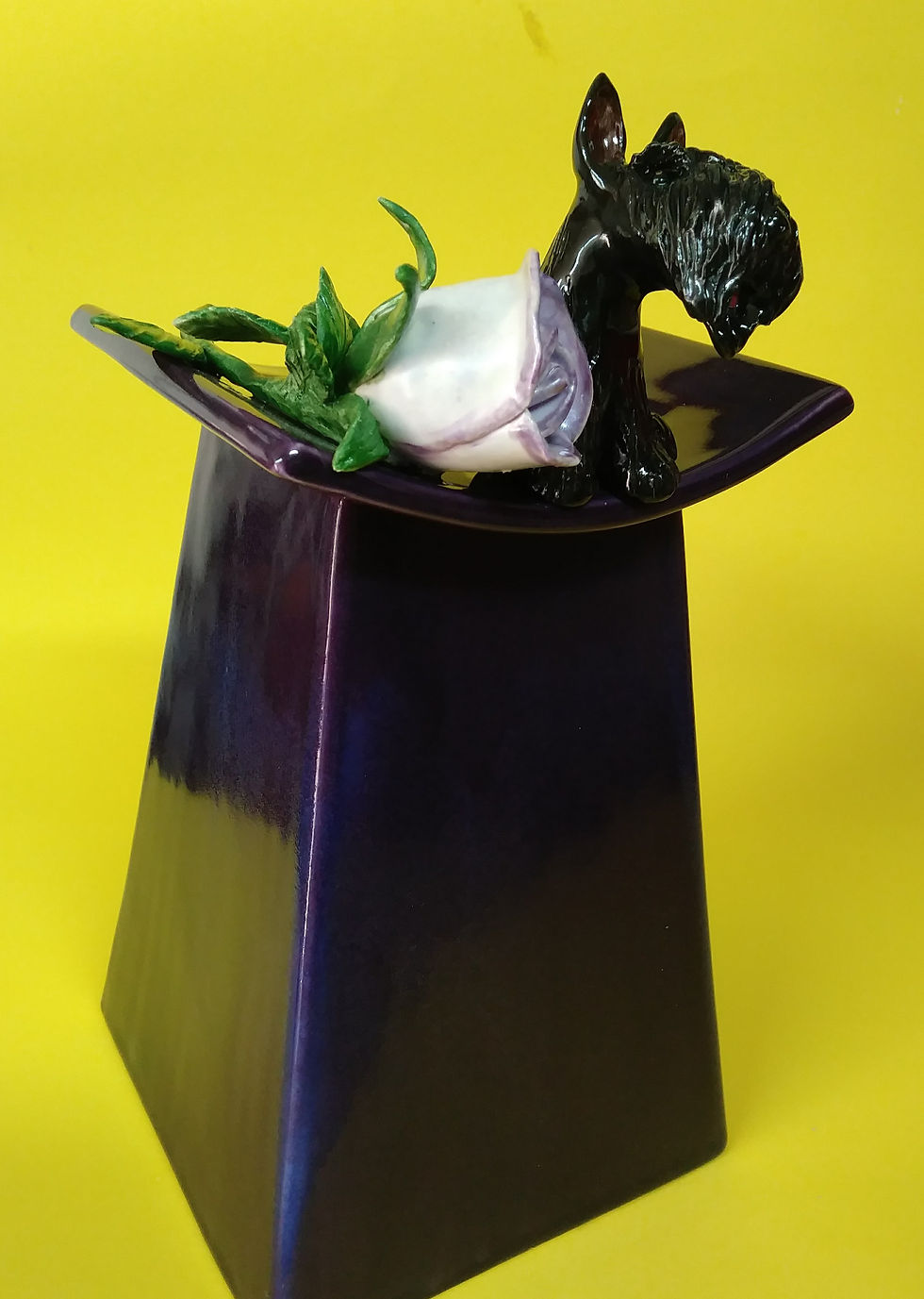 Miniaturbild: Tower Vase with 2 Dogs & Porcelain Rose or Ribbon