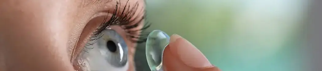 Contact-lenses-benefits-and-risks.webp