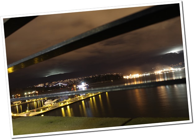Coal harbor en la noche. En rpimer plano, el hidro-aeropuerto