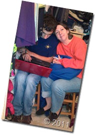 Vicky y Daniel probando si cabemos en el closet, con todo y computador