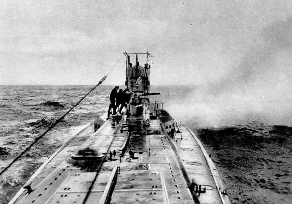 U-Boot_beim_Kanonenschuß_auf_einen_feindlichen_Dampfer