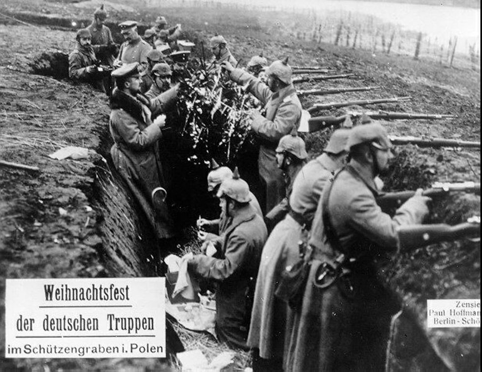 Weihnachstfest_deutscher_Truppen_in_einem_Schützengraben