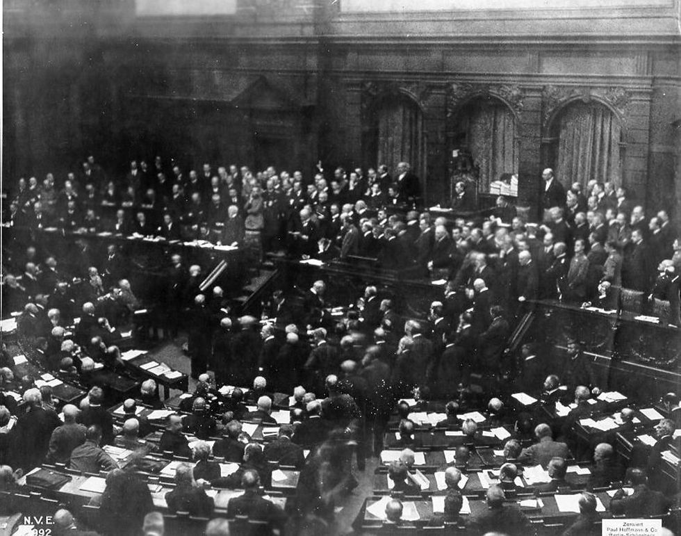 Reichstagssitzung,_Reichskanzler_Graf_Hertling_während_einer_Rede
