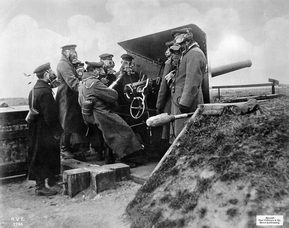 Küstenschutzbatterie_mit_Mannschaft_in_Gasmasken