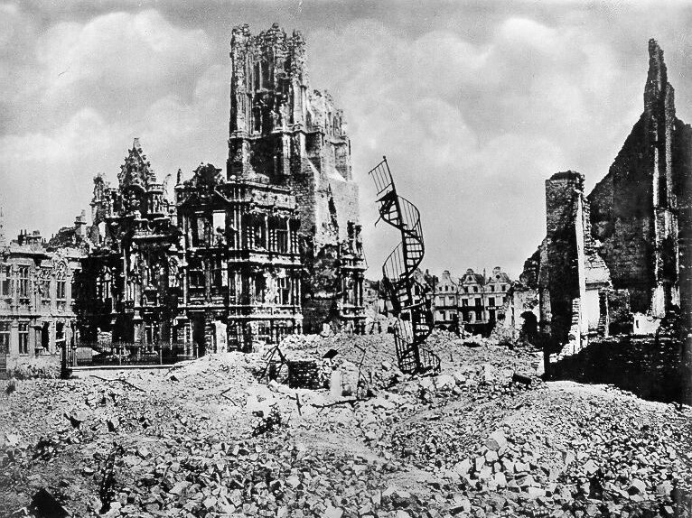 Trümmer_des_zerschossenen_Stadthauses_von_Arras