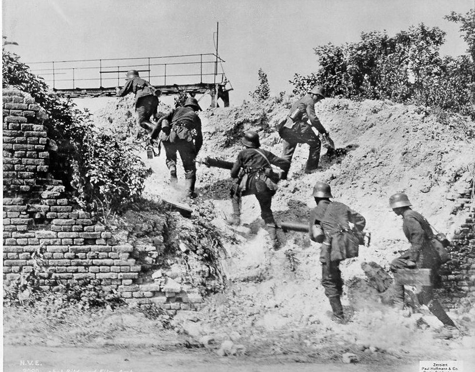 Vorstoß_einer_Maschinengewehrabteilung_an_der_Westfront