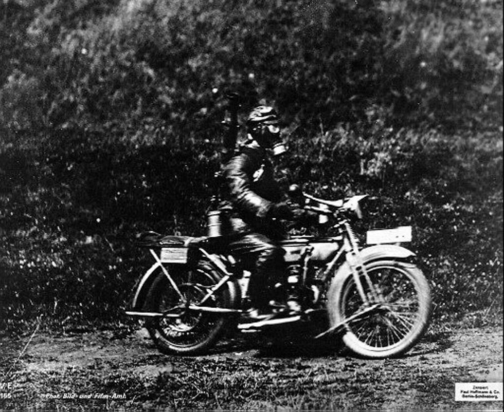 Motorradfahrer_mit_Kampfausrüstung_und_Gasmaske