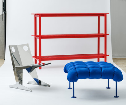 Bebo Objects Puff Pall i klarblått med en vadderad, quiltad sits inspirerad av en dunjacka och nätta svarta metallben. Bebo Objects Puff Stool in signal blue, featuring a padded, quilted seat inspired by a puffer jacket and slim black metal legs.