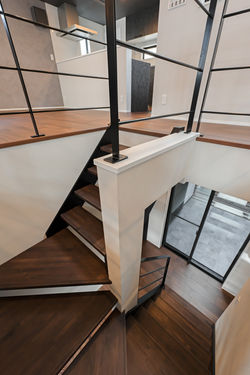 Spacious 2nd Floor Living Roon with Built-in garage and Courtyard