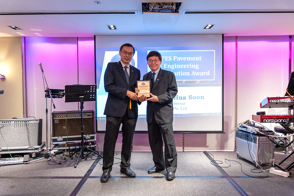 Mr. Tan Hua Soon from Oaks Paves Pte Ltd receiving PES Pavement Engineering Contribution Award