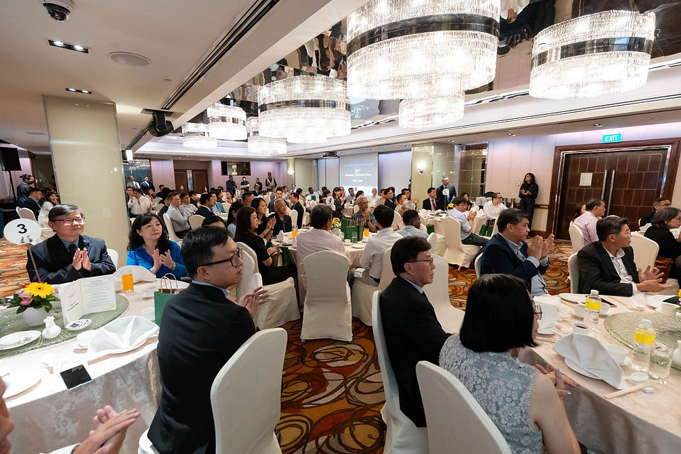 PES members and guests at the dinner
