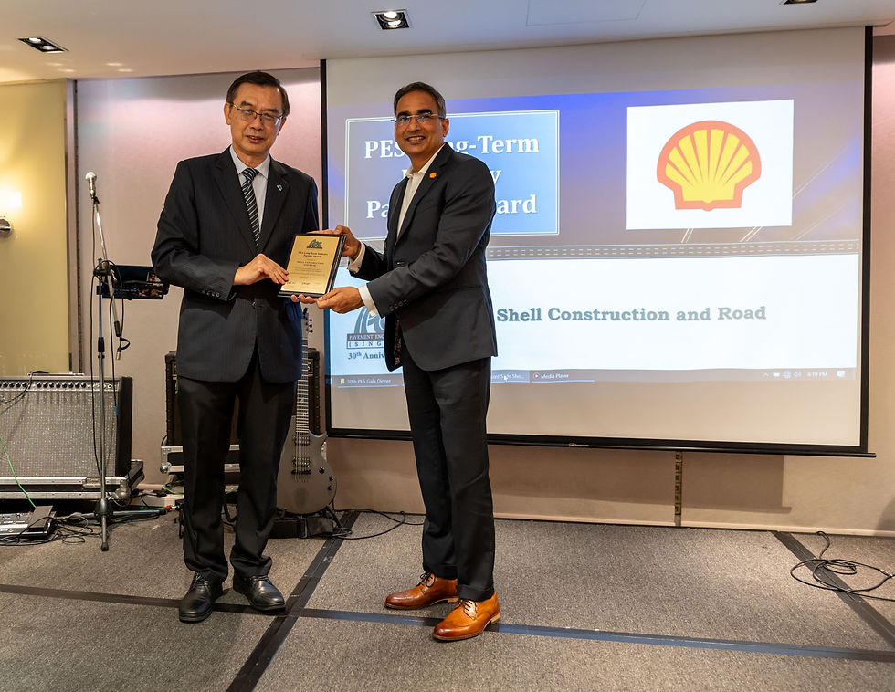 Mr. Sachin Raj (right) receiving the PES Long-Term Industry Partner Award for Shell Construction and Road