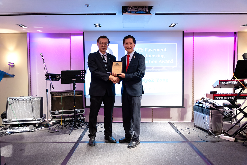 Dr. Ho Nyok Yong from Samwoh Corporation Pte Ltd receiving PES Pavement Engineering Contribution Award