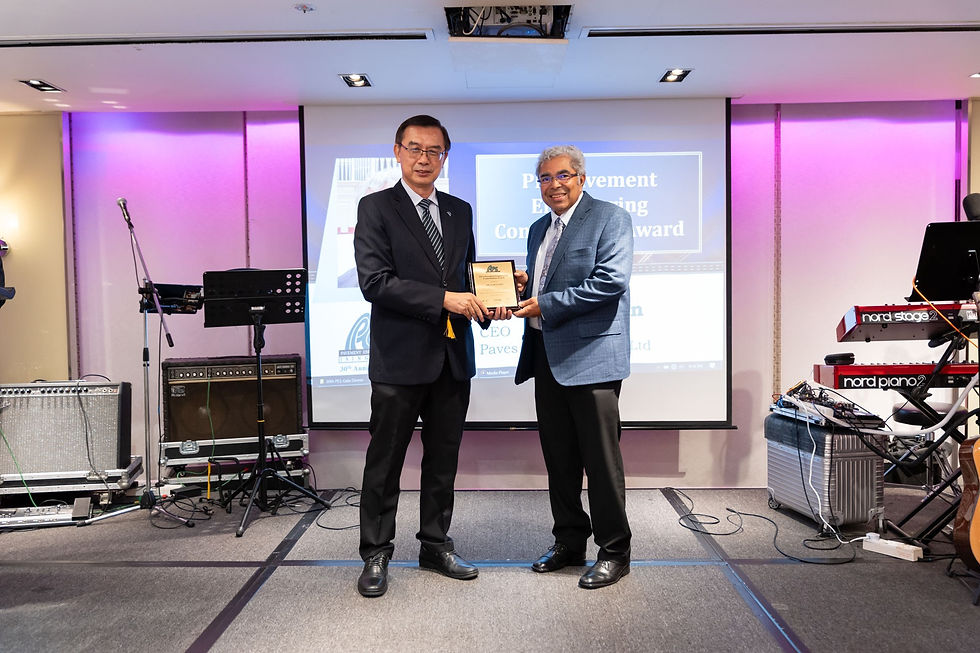 Mr. Eapen John (right) from Paves Asia Pacific Pte Ltd receiving PES Pavement Engineering Contribution Award