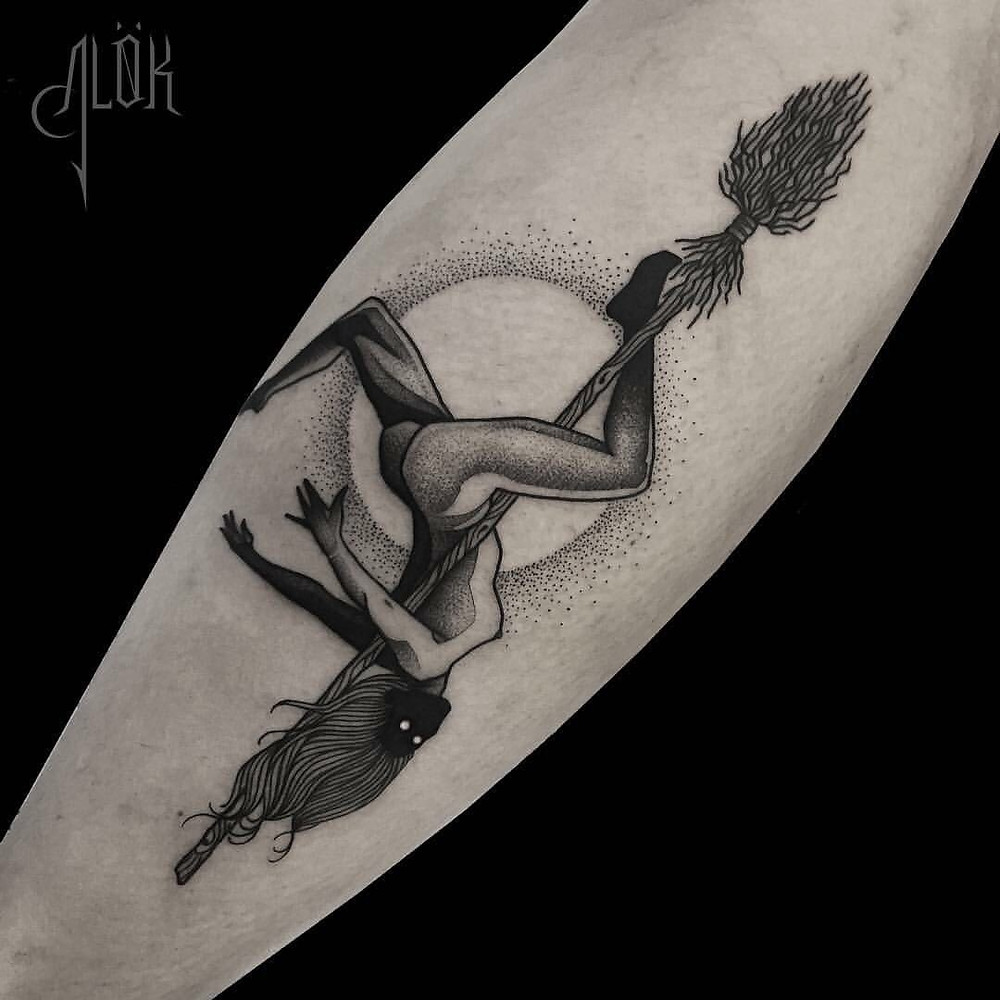 Blackwork Tattoo - Tatuadora: Carina Alok