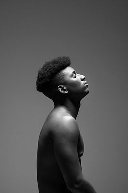 Terapia Cogntiva Sexual - Imagem de um homem negro em preto e branco